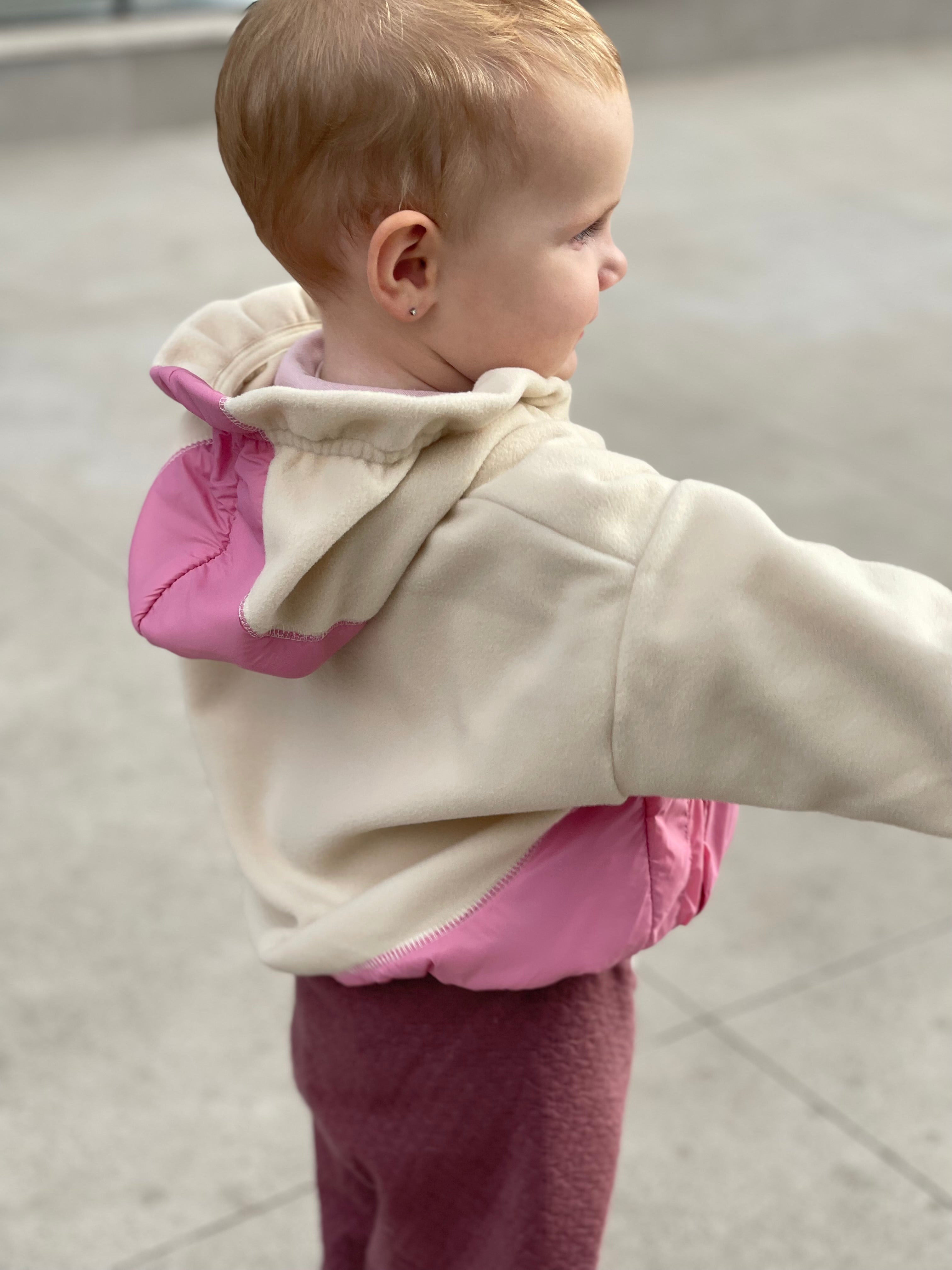 JAQUETA SOFT COM CAPUZ  - DETALHES ROSA