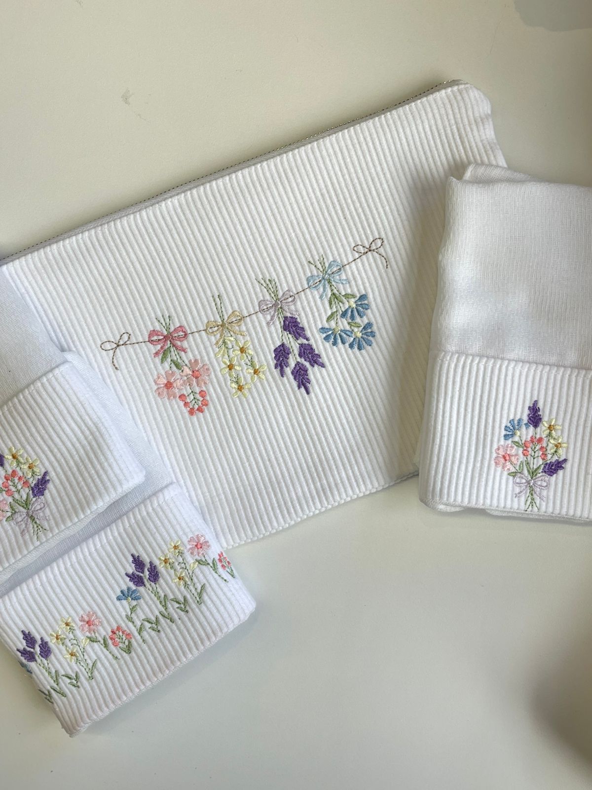 KIT Fraldinha de Boca e Necessaire - Jardim Branco